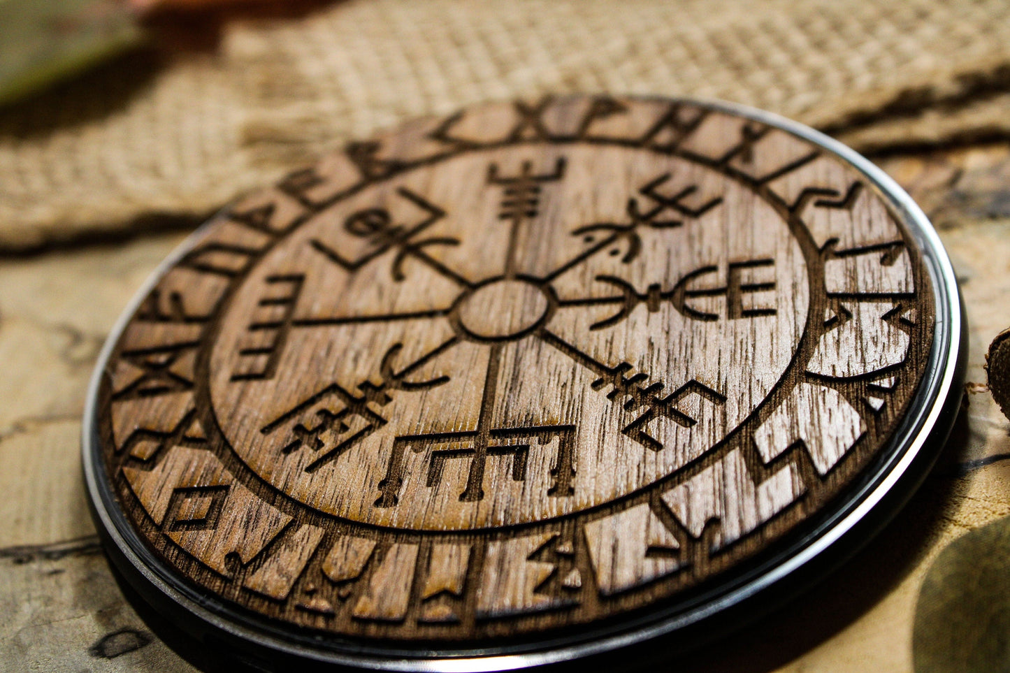 Wirelescharger viking engraved norse rune symbol SHOP APP