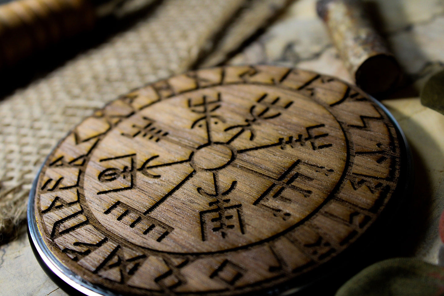 Wirelescharger viking engraved norse rune symbol SHOP APP